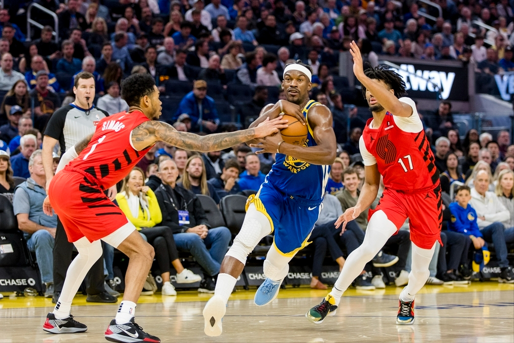 关于今晚亚冠传出新动向，波特兰开拓者单刀错失，管理层表态——气氛紧张，医务组通报恢复的信息