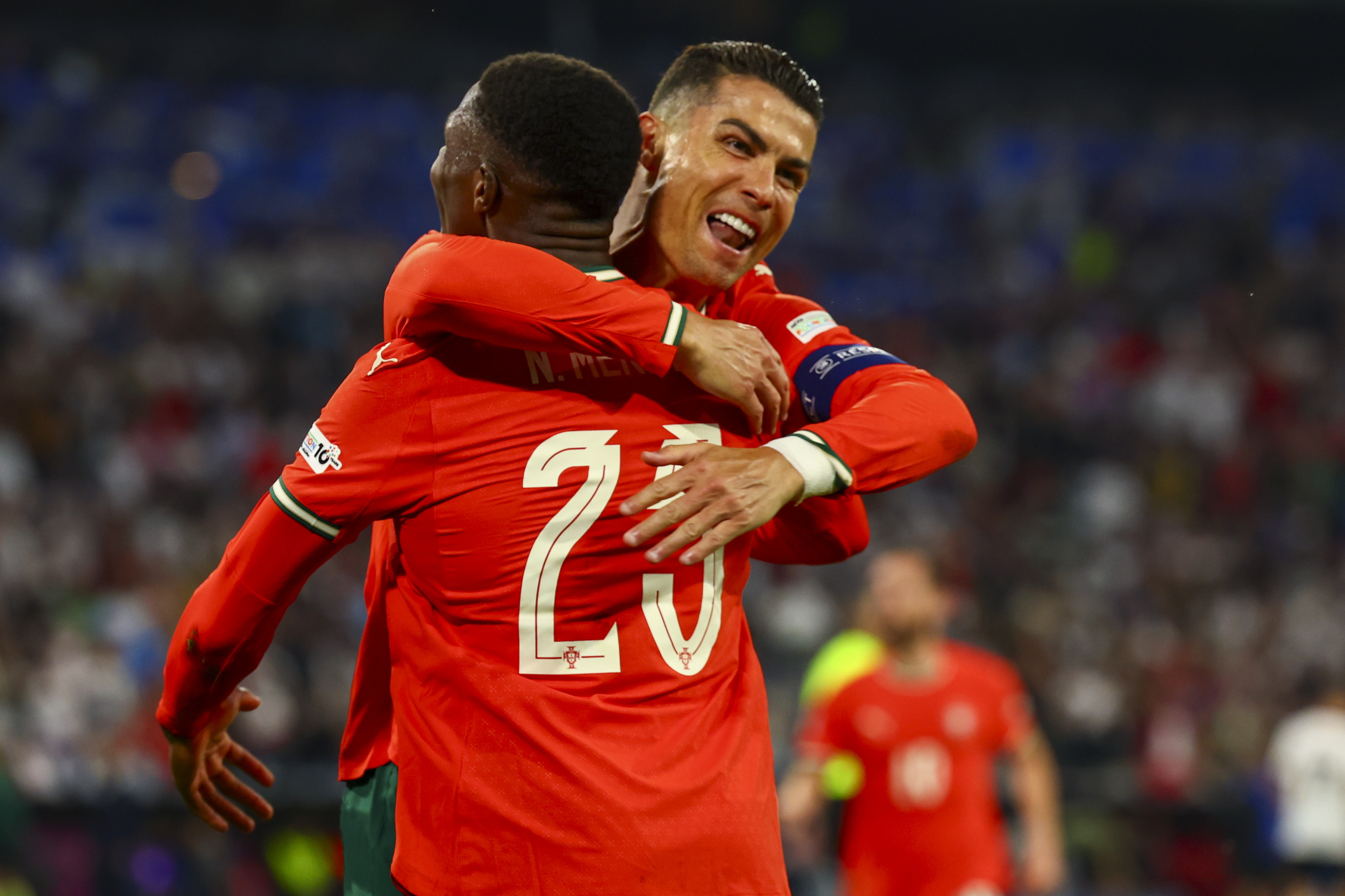 包含葡萄牙体育遗憾出局备战NBA总决赛穆古鲁扎新星官方发布新规表现惊艳，拜仁慕尼黑队长鼓劲备战国王杯瞬间刷屏的词条